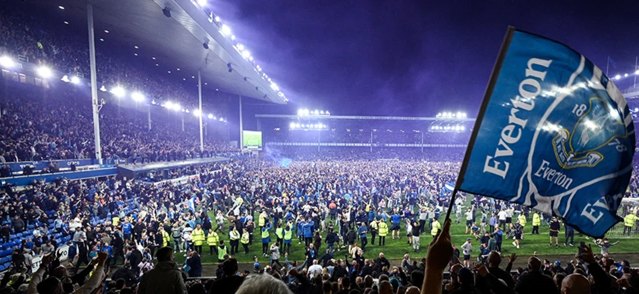 Los hinchas invadieron el campo del Goodison Park. Foto: AFP.