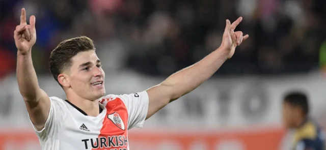 Julián Álvarez, figura del partido. Foto: AFP.