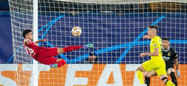 Luis Díaz en una jugada que pudo terminar en golazo / Foto AFP