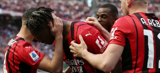 Milán celebra el triunfo sobre Fiorentina / Foto AFP
