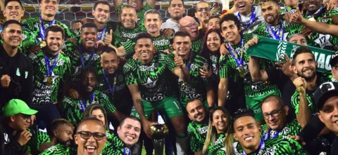 Mejía alza su título número 10 con Atlético Nacional. / Foto: VizzorImage - Joan Stiven Orjuela