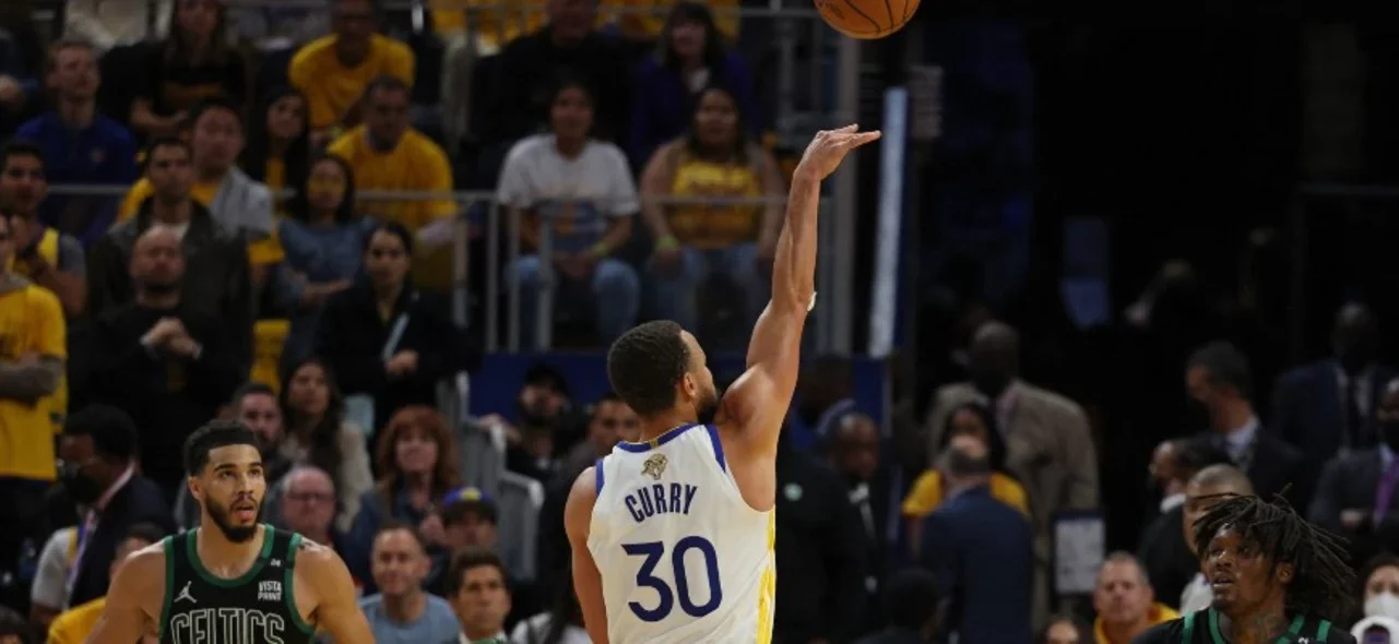 Warriors, a un triunfo de conquistar el título / AFP