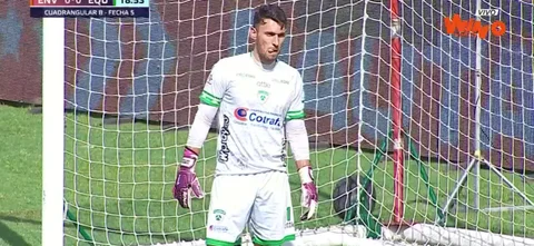 El arquero demostró sus reflejos y con el pecho evitó el gol.