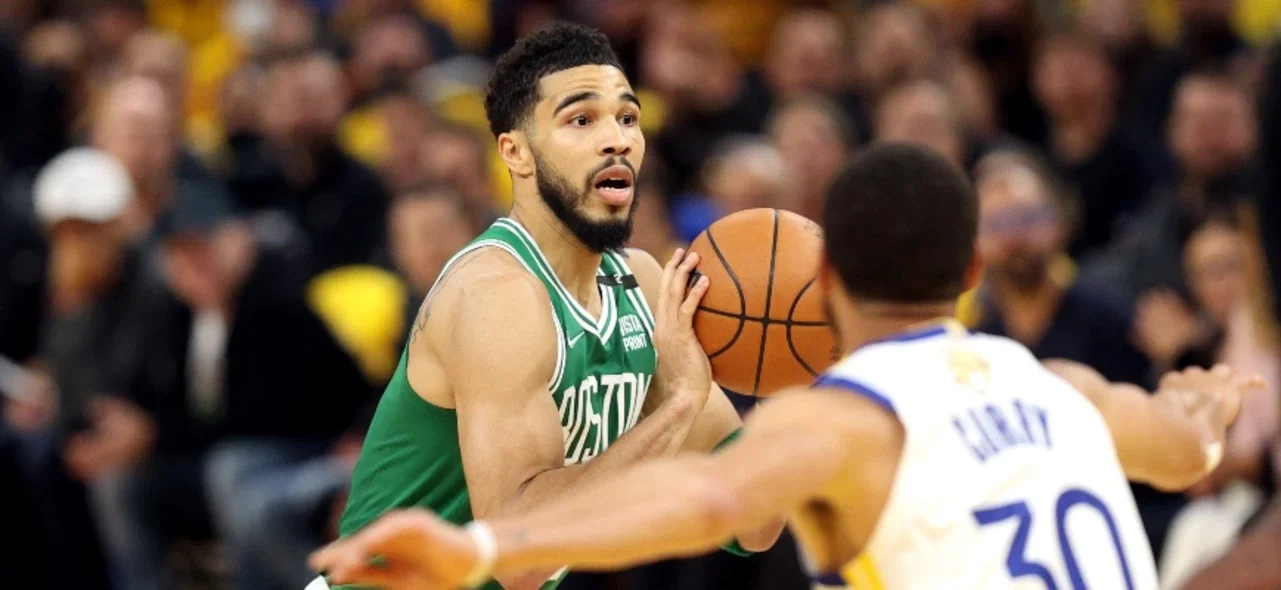 Celtics se llevó el primer punto de las finales de la NBA. Foto: AFP.