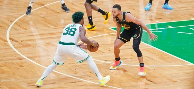 Celtics gana la serie 2-1. Foto: AFP