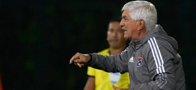 Julio Comesaña dejó de ser técnico de Medellín. / Foto: VizzorImage - Andres Rot