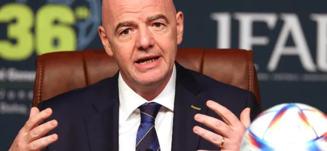 IFAB aprobó la posibilidad de realizar cinco sustituciones de forma permanente - Foto: AFP