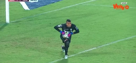 ¡Concentrado! Kevin Mier evitó otro remate de Junior