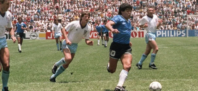 “Yo se que es una locura, pero así lo sentíamos y era más fuerte que nosotros. Nosotros estábamos defendiendo nuestra bandera, a los pibes, la verdad es ésa “. Diego Armando Maradona. Foto: AFP
