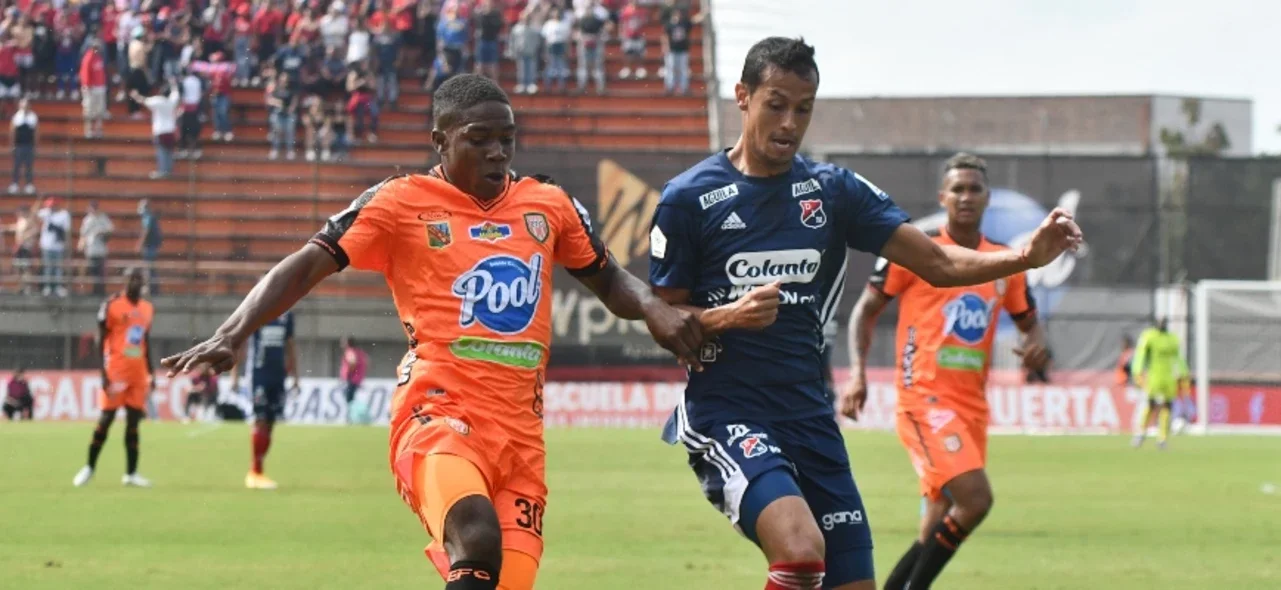 Envigado y Medellín empataron sin goles. Foto: VizzorImage / Luis Benavides
