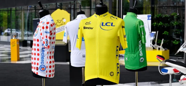 Camisetas de los campeones de las distintas categorías en el Tour de Francia. Foto: AFP