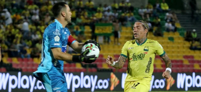 Viera vs. Dayro, los jugadores más veteranos de Junior y Bucaramanga | Foto: VizzorImage / Jaime Moreno