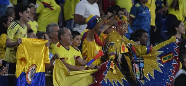 El público ha acompañado a los futbolistas. / Foto: VizzorImage - Luis Ramirez