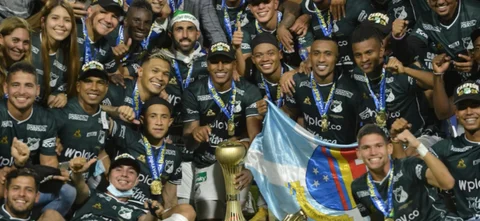 Los hinchas de Deportivo Cali deberán esperar hasta el 14 de julio para ver al equipo en la liga. / Foto: VizzorImage - Gabriel Aponte