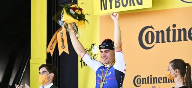 El velocista le sacó ventaja a Peter Sagan. / Foto: AFP.