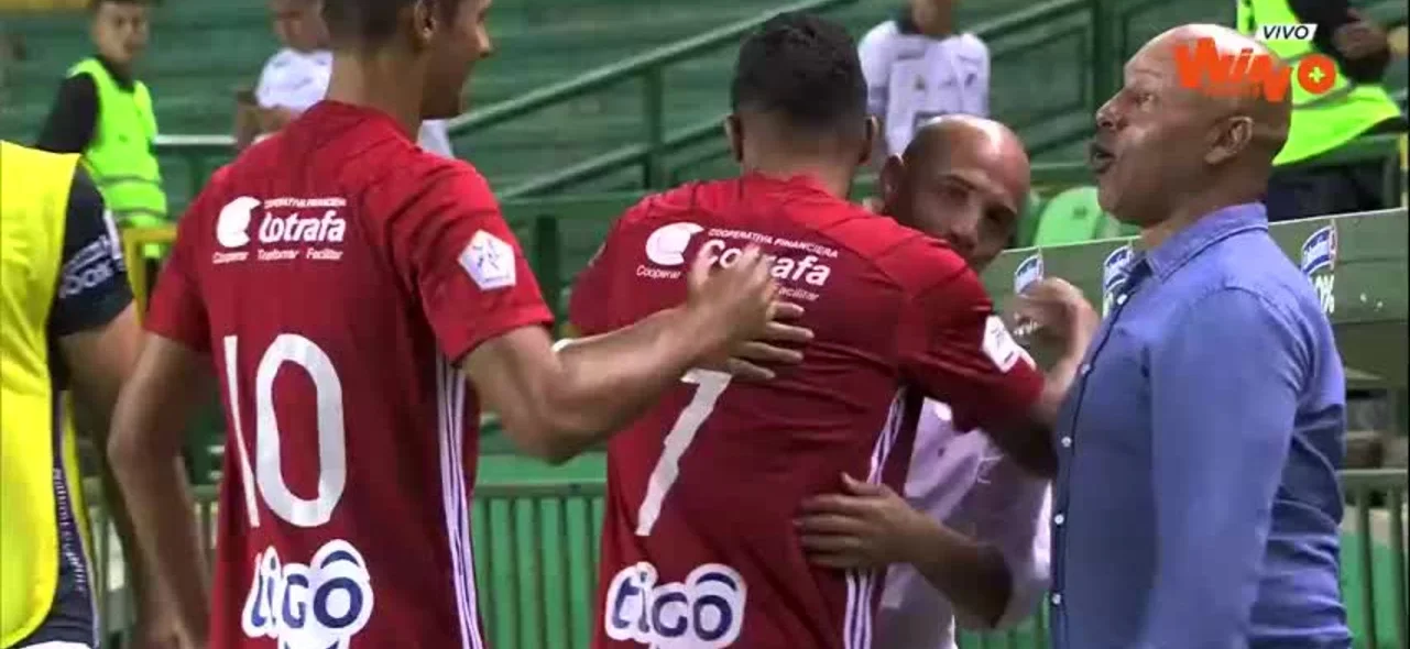 Saludo entre Mayer Candelo, Christian Marrugo y Andrés Ricaurte.