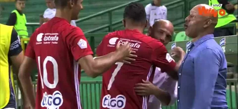 Saludo entre Mayer Candelo, Christian Marrugo y Andrés Ricaurte.