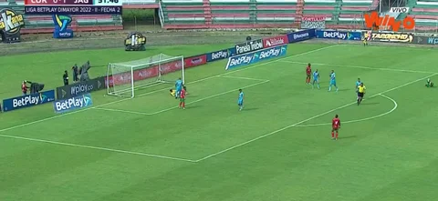 ¡Potente remate! Colorado puso a prueba a Soto en el arco