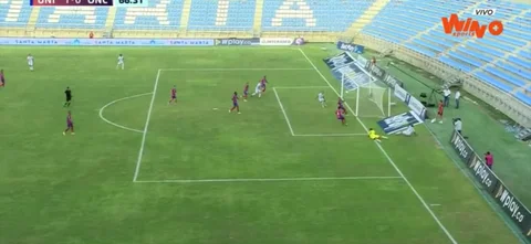 Correa sacó sus dotes defensivos.