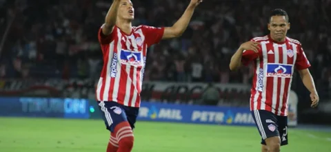 Nelson Deossa marcó en la victoria 2-0 de Junior frente a Santa Fe. / Foto: VizzorImage - Jairo Cassiani