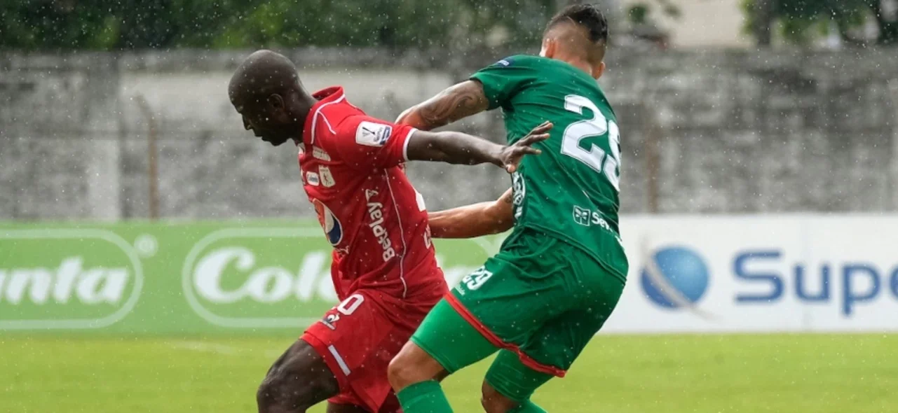 Adrián Ramos marcó los dos goles del partido. / Foto: VizzorImage - Juan Jose Horta