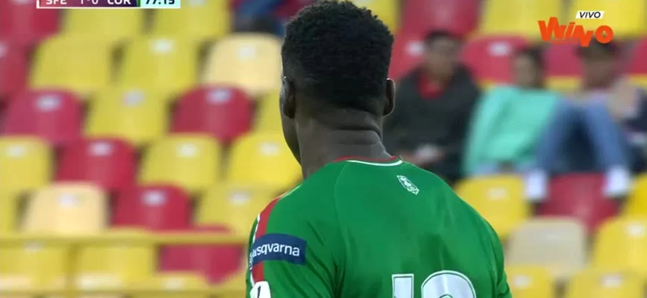 Jugada de Caicedo en la búsqueda de un empate contra Santa Fe.