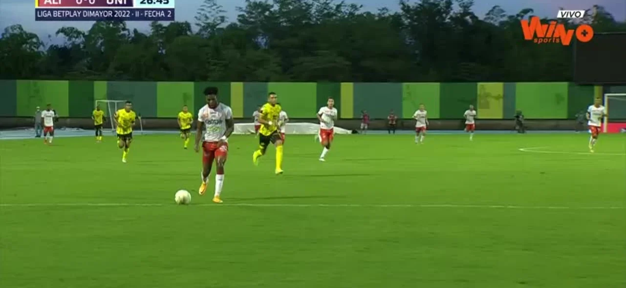 Lloreda pierde una oportunidad de gol.