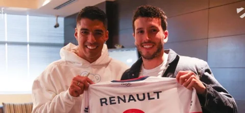 Luis Suárez junto a Sebastián Yatra. Foto: @Nacional