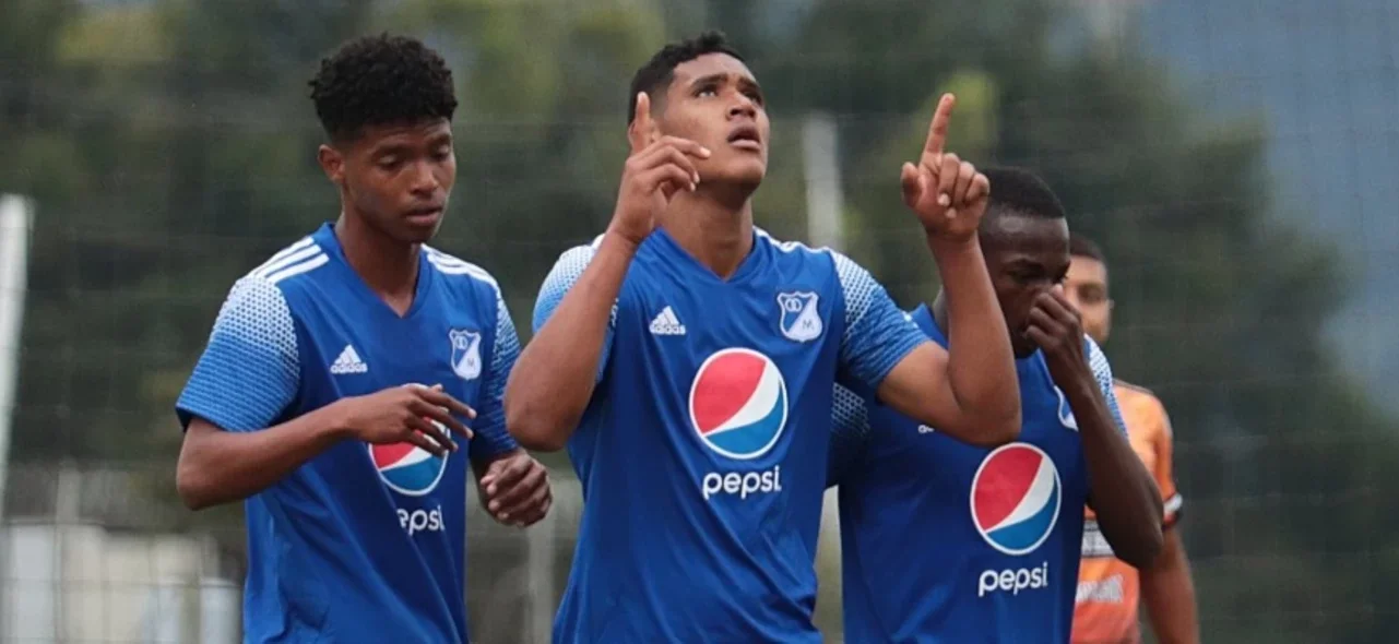 Mateo Sierra y Alejandro Oñate de recogebolas a jugadores de Millonarios. / Foto: Millonarios. Mateo Sierra y Alejandro Oñate de recogebolas a jugadores de Millonarios. / Foto: Millonarios.