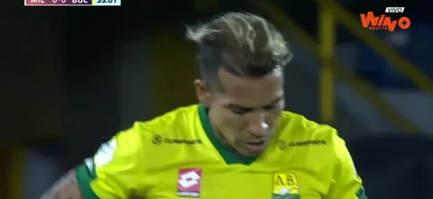 Dayro Moreno prueba su ataque ante Moreno.