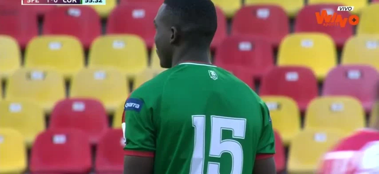 Potente remate de Valencia.