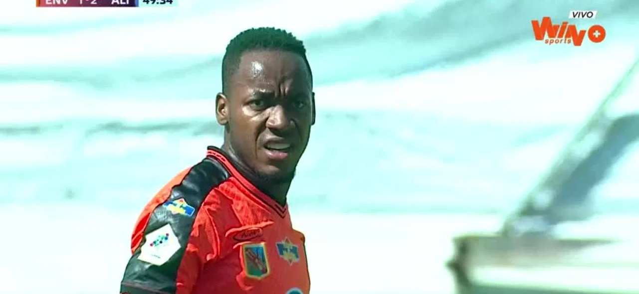 Remate desviado de Ever Valencia.