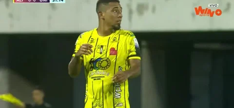 Potente remate de Harrison Mojica