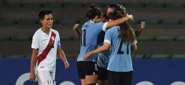 Uruguay goleó 0-6 a Perú / AFP