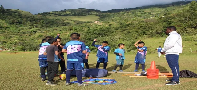 Davinson Sánchez y su fundación hacen presencia en el municipio caucano. / Foto: Mindeporte.