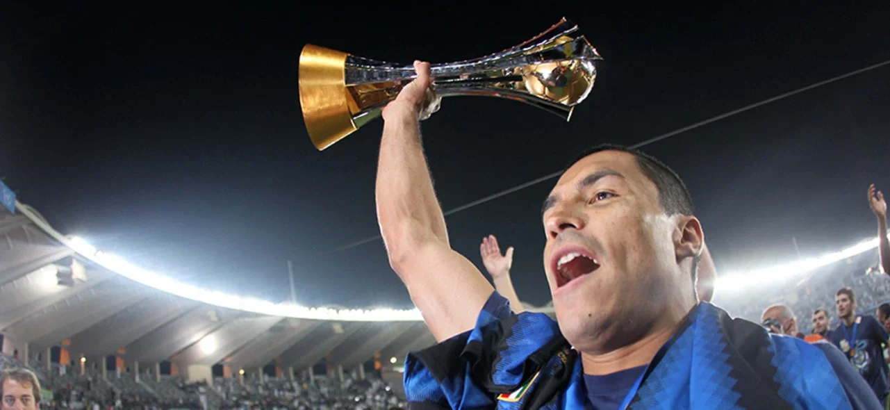 Iván Ramiro Córdoba levantando el trofeo del Mundial de Clubes 2010. Foto: AFP