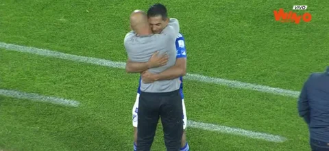 David Silva abrazó a Mayer Candelo.