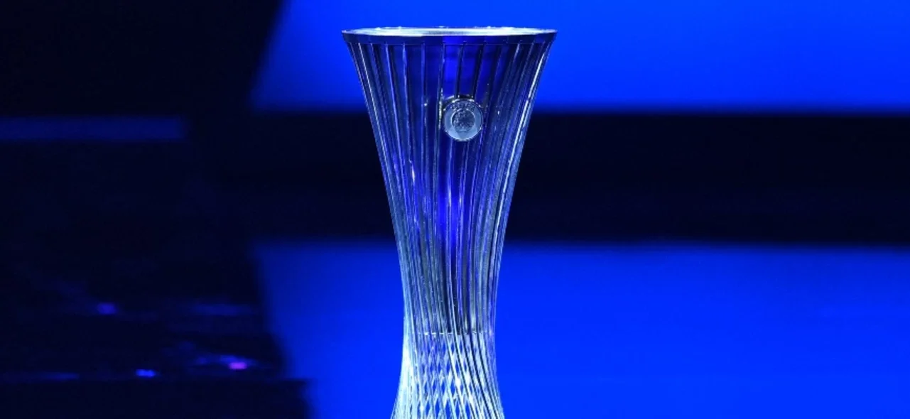 Trofeo de la Uefa Conference League. Foto: AFP