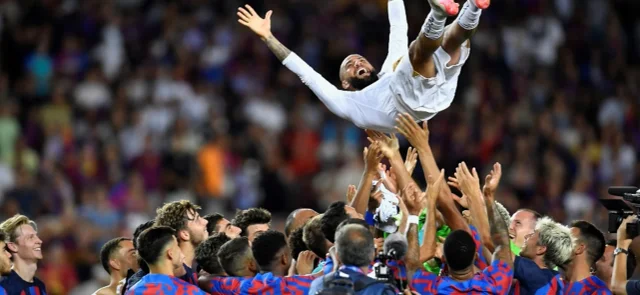 Dani Alves fue homenajeado en el Camp Nou. Foto: AFP