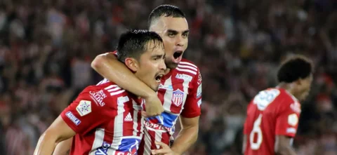 Un ‘tiburón’ ‘poderoso’ en el Metro | Foto: VizzorImage / Jairo Cassiani