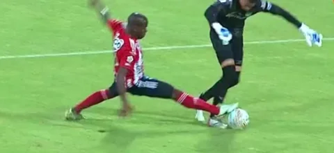 Por poco, Carmelo aprovecha un error de Mier