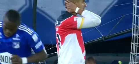 Zurdazo de Navarro y el balón se fue muy cerca