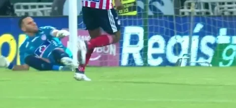 Remate de Dorlan al palo