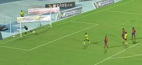 Alianza buscó el gol, pero el balón se estrelló en el palo
