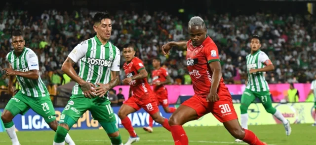 Este fue el gesto de Olivera con niños de Baby Fútbol. / Foto: VizzorImage - Luis Benavides.