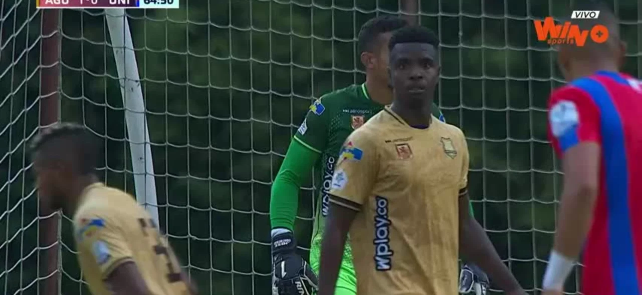 ¡Atajada de Contreras! Unión busca su primer gol ante Águilas