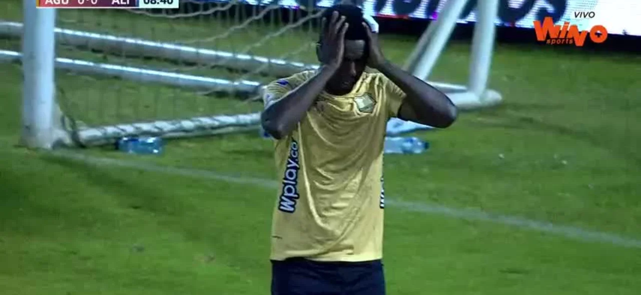 Esta fue la jugada por la que se salvó Alianza Petrolera del gol de Águilas. Esta fue la jugada por la que se salvó Alianza Petrolera del gol de Águilas.