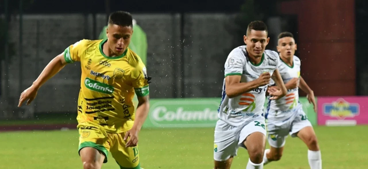 Leones dejó escapar su triunfo en los últimos minutos del partido contra Huila. / Foto: VizzorImage - Luis Benavides