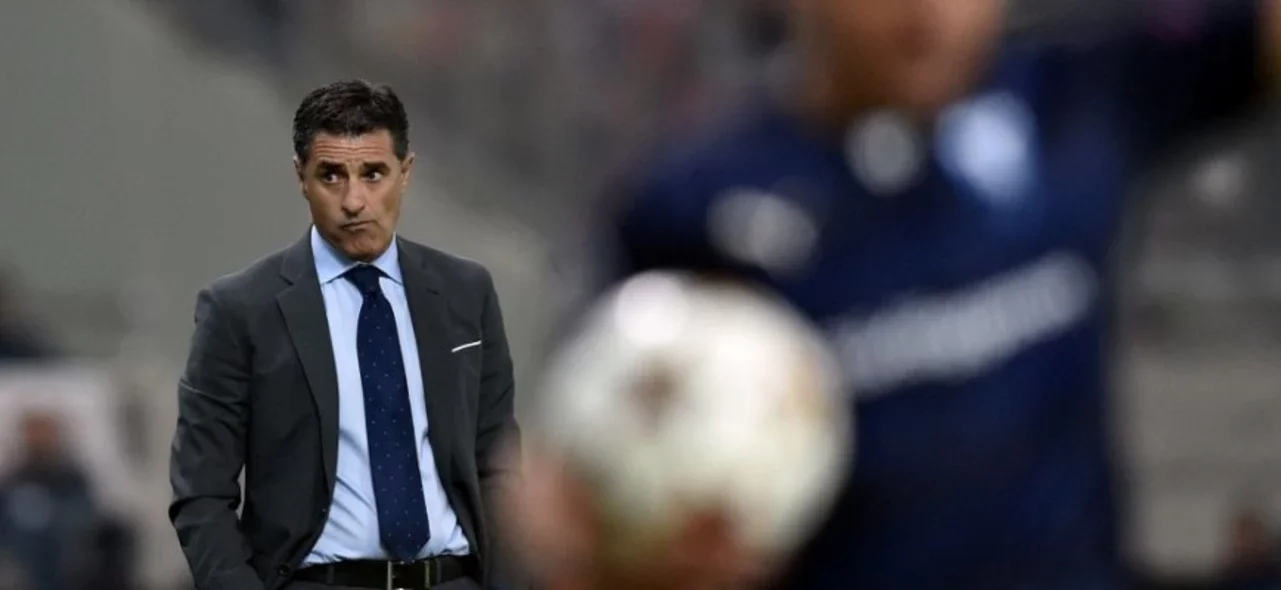 Míchel podría llegar a ser el nuevo entrenador de James en Olympiacos. / Foto: AFP.