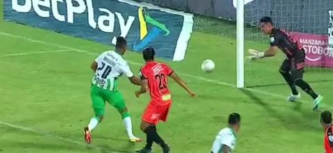 Duque buscó el gol